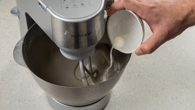 Er r&uuml;hrt im Labor sehr viele pflanzliche Zutaten unter, sie sollen die g&auml;ngigen chemischen und mineralischen Zusatzstoffe im Beton ersetzen.  Kachel Vorschau