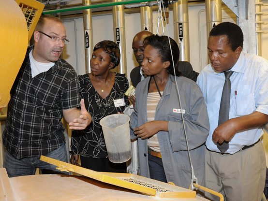 BAM concrete laboratory: Dr. Wolfram Schmidt explains the advantages of additives to African colleagues.