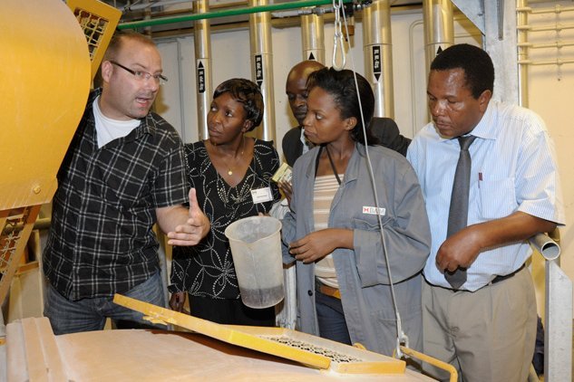 BAM concrete laboratory: Dr. Wolfram Schmidt explains the advantages of additives to African colleagues.