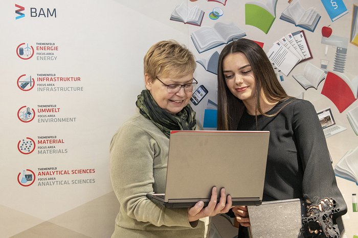 BAM-Ausbildungskoordinatorin Anke Rau und Auszubildende