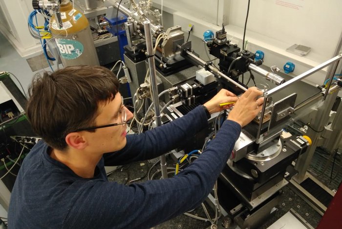 Kirill Yusenko an der high-pressure beamline ID15B (European Synchrotron Radiation Facility, ESRF)