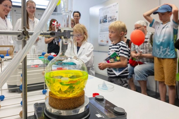 Zahlreiche Stationen laden dazu ein, selbst zu experimentieren: von W&auml;rmebildaufnahmen und Ultraschallpr&uuml;fungen bis hin zu Robotik und moderner Mikroskopie.