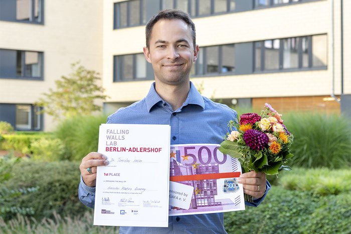 Falling Walls Lab Adlershof: Winner BAM 2023 Dr Tomislav Stolar won the Falling Walls Lab Adlershof 2023 with his presentation „Breaking the wall of circular plastics economy”
