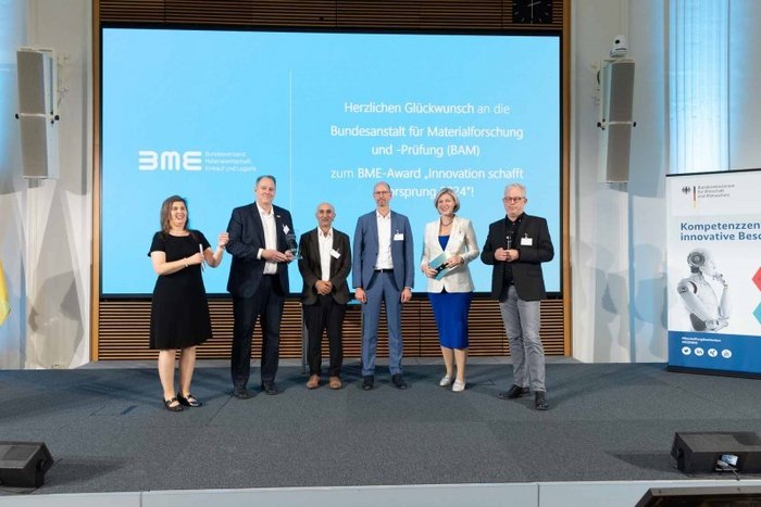 Bei der Preisverleihung im Bundesministerium f&uuml;r Wirtschaft und Klimaschutz, v.l.n.r.: Susanne Kurz (BME), Dr. Kai Holtappels, Veli Bing&ouml;l, Robert Gambale (alle BAM), Dr. Helena Melnikov (BME), Dr. Ulrich Romer (BMWK). Foto: Peter-Paul Weiler (BME)