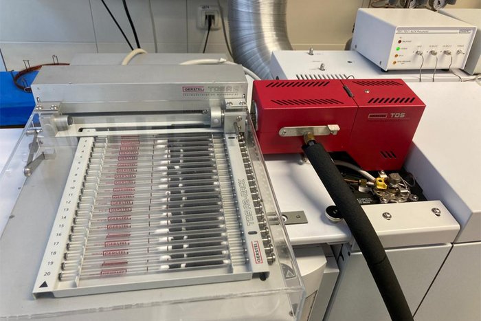 Paper of the Month 06/2023: TF Environment The picture shows an autosampler with sampling tubes for the gas chromatographic analysis of very volatile organic compounds (VVOC)