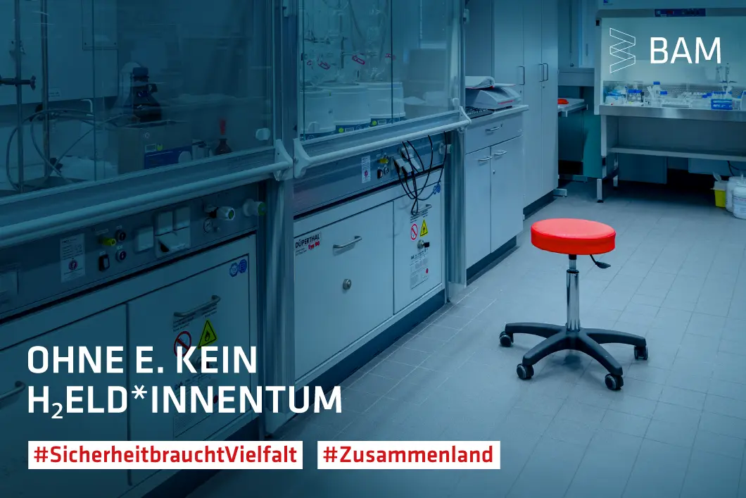 Leeres dunkles Labor mit einem roten Drehstuhl, der heraussticht. An der Wand reihen sich Experimentieranordnungen hinter Glast&uuml;ren auf.