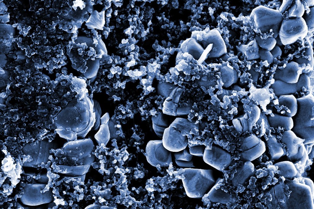 Rasterelektronenmikroskopische Aufnahme der positiven Elektrode einer Lithium-Ionen-Zelle. Die kleineren Nanopartikel aus Kohlenstoff sollen die Leitf&auml;higkeit verbessern.