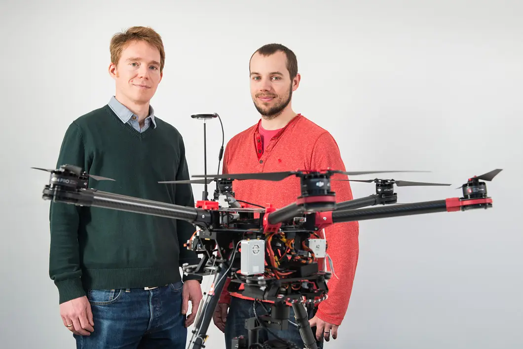 Im Vorbeiflug Mittlerweile haben sie eine größere Plattform mit sechs Rotoren sowie einem integrierten, selbststabilisierenden Open-Path-Laser, der Gase in bis zu 30 Meter Entfernung vom Fluggerät messen kann.