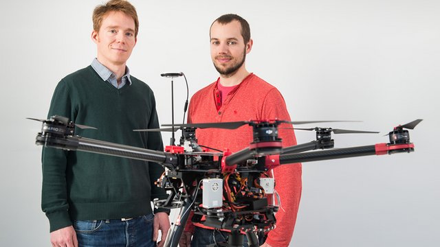 Mittlerweile haben sie eine gr&ouml;&szlig;ere Plattform mit sechs Rotoren sowie einem integrierten, selbststabilisierenden Open-Path-Laser, der Gase in bis zu 30 Meter Entfernung vom Flugger&auml;t messen kann.  Kachel Vorschau