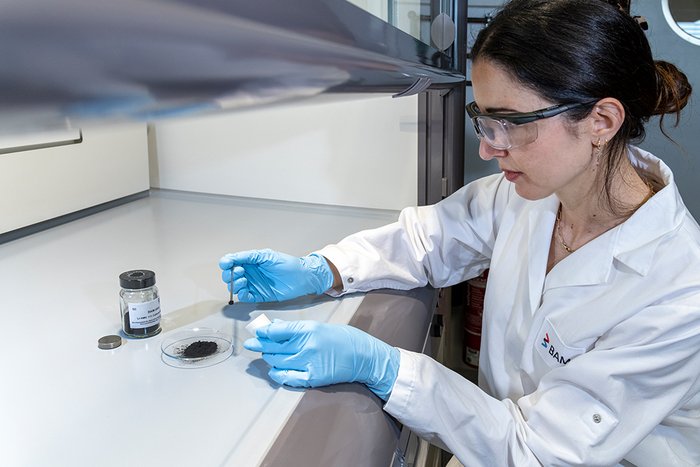 Wissenschaftlerin arbeitet mit Referenzmaterial f&uuml;r Lithium-Akkus