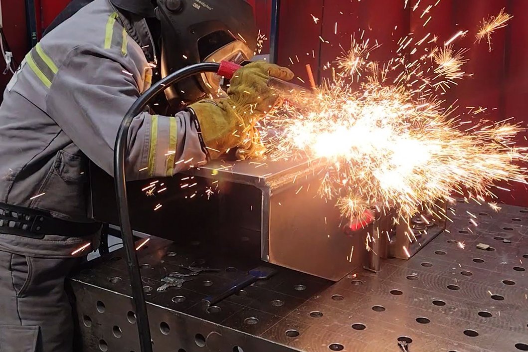 Ausfugen und schwei&szlig;technische Reparatur an einem Mobilbaukransegment