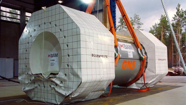 Ein Beh&auml;lter f&uuml;r hochradioaktive Abf&auml;lle wird in der Fallversuchsanlage f&uuml;r einen Fallversuch vorbereitet. Kachel Vorschau