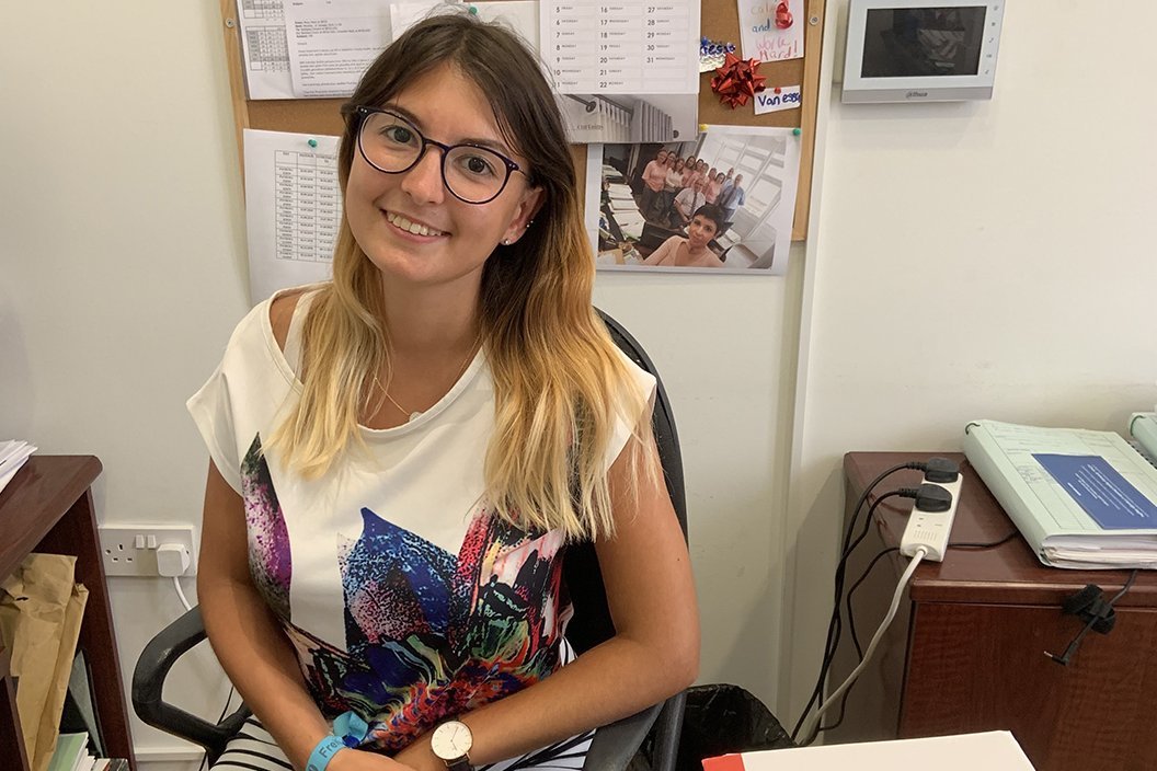 Patricia H&uuml;bscher im Sekretariat des Staatssekret&auml;rs des Familienministeriums auf Malta 