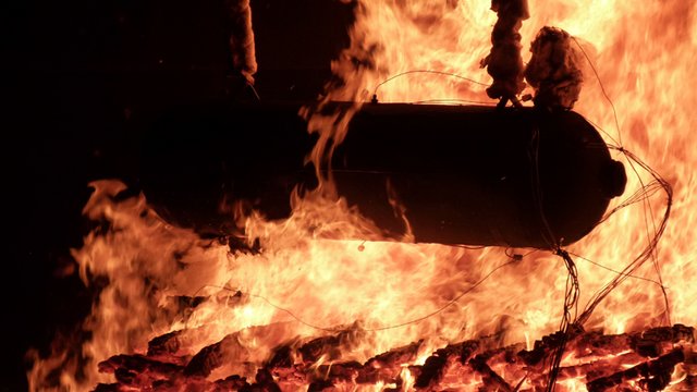 Ein Feuer brennt unter einem Gasbeh&auml;lter, der mit Sensoren verdrahtet ist. Kachel Vorschau