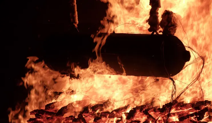 Ein Feuer brennt unter einem Gasbeh&auml;lter, der mit Sensoren verdrahtet ist.