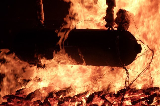 Fire under a gas container wired with sensors