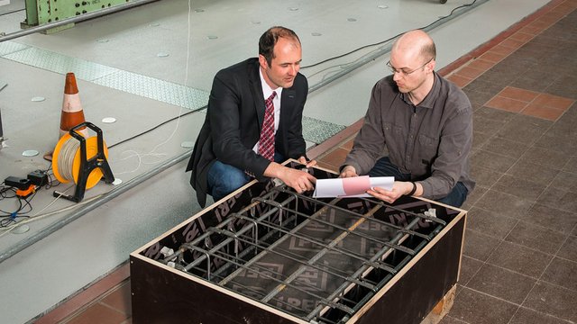 Die gesamte Messtechnik soll untergebracht werden. G&ouml;tz H&uuml;sken (re.) aus der Abteilung Bauwerkssicherheit diskutiert dar&uuml;ber mit J&ouml;rg Unger. Kachel Vorschau