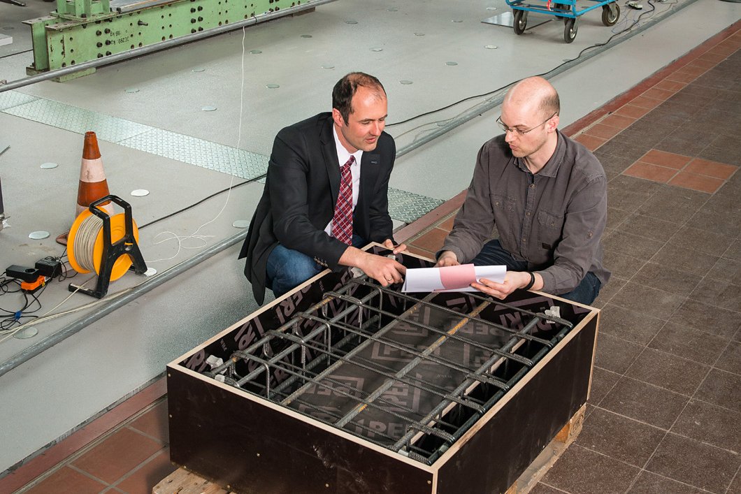 The entire measurement technology should be accommodated. G&ouml;tz H&uuml;sken (right) from the Department of Safety of Structures discusses the issue with J&ouml;rg Unger. Tile preview