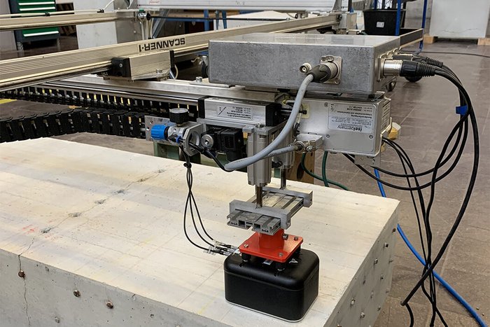 Paper of the month 09/2023: Infrastructure A concrete block during the testing of non-destructive methods.