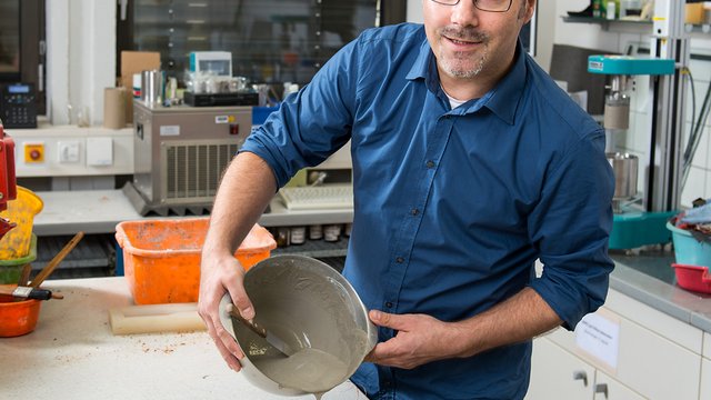 Mit Zement, Sand, Kalksteinmehl sowie den Flie&szlig;- und Bindemitteln wird der Beton in einem Mixer anger&uuml;hrt. Dann wird eine Flachprobe gegossen ... Kachel Vorschau