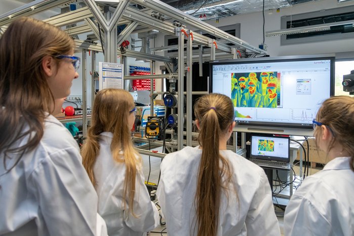 Thermoselfie: Entdecken, wie wir durch nicht-transparente Materialien durchschauen können und versteckte Geheimnisse in Bauteilen finden– das brauchen wir z.B. zur Prüfung von Windturbinen!