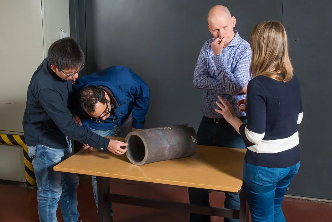 Dieses Mal ist die Probe f&uuml;r die jungen Wissenschaftler aus dem echten Leben gegriffen: Immerhin war das Rohr aus dem Kraftwerk bereits 70.000 Betriebsstunden im Einsatz, bevor es auf dem Tisch des Wissenschaftlerquartetts landete.