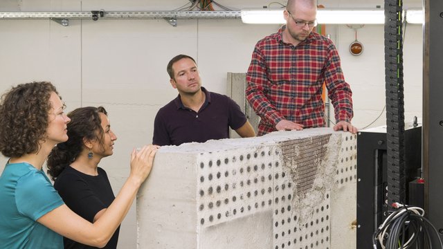 photo of a non-destructive  testing of larger components Tile preview