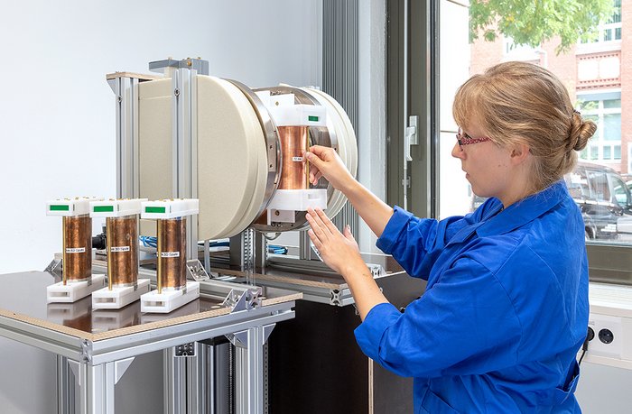 Sarah Munsch working at the  NMR tomograph