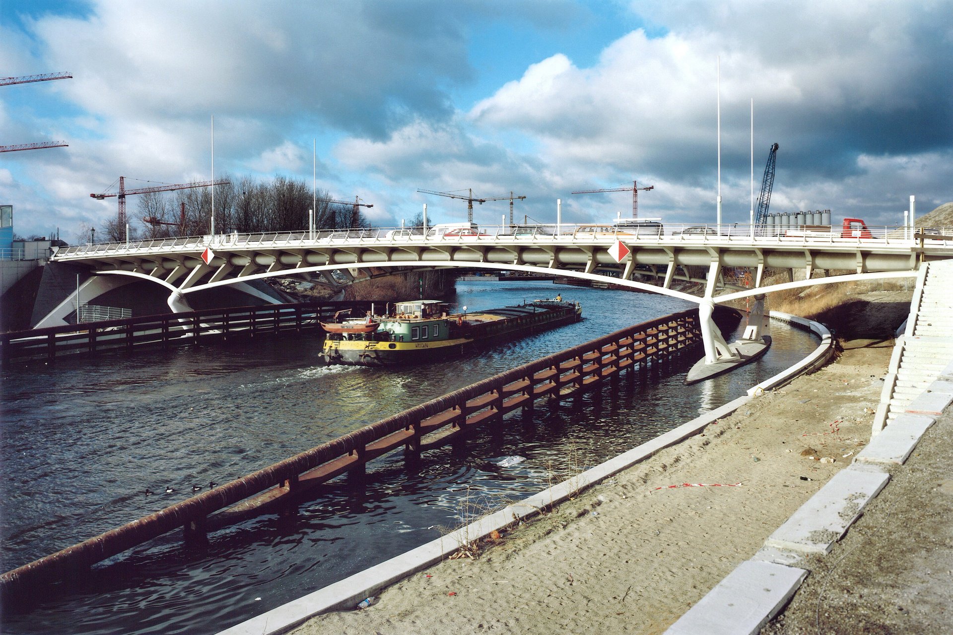 Kronprinzenbr&uuml;cke mit Containerschiff, das darunter durch f&auml;hrt