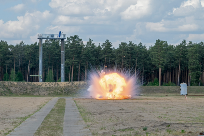 Explosionsversuch auf dem BAM-Testgelände Technische Sicherheit in Horstwalde: kontrollierte Detonation auf freiem Feld zur Untersuchung des Verhaltens von Explosivstoffen.