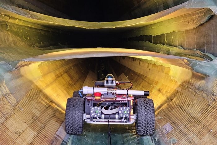 Der Roboter im Innenraum eines Rotorblatts. Mit seinen hochentwickelten Sensorsystemen kann er beginnende Sch&auml;den besonders fr&uuml;hzeitig erkennen.