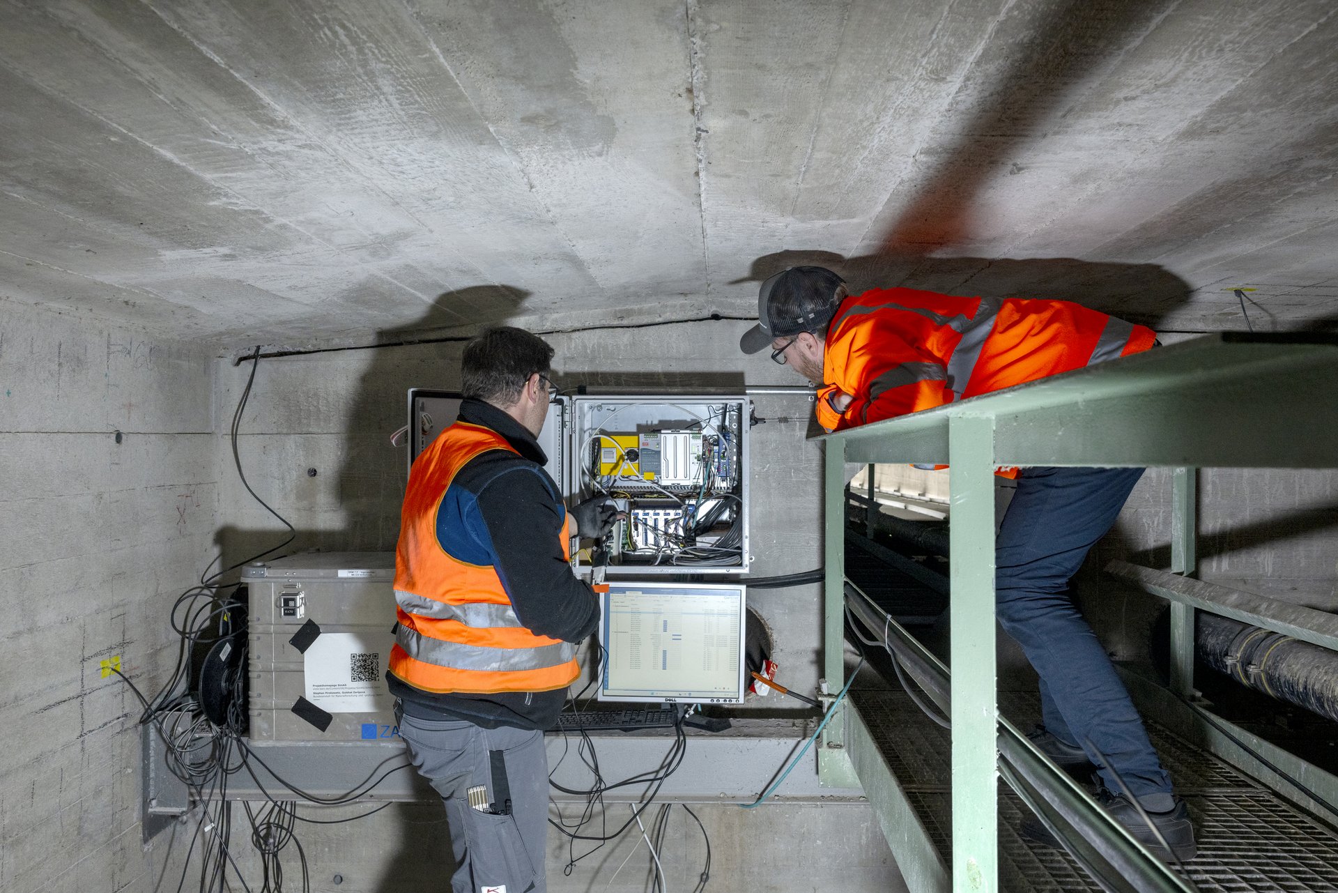 Messarbeiten in einer Betonbrücke