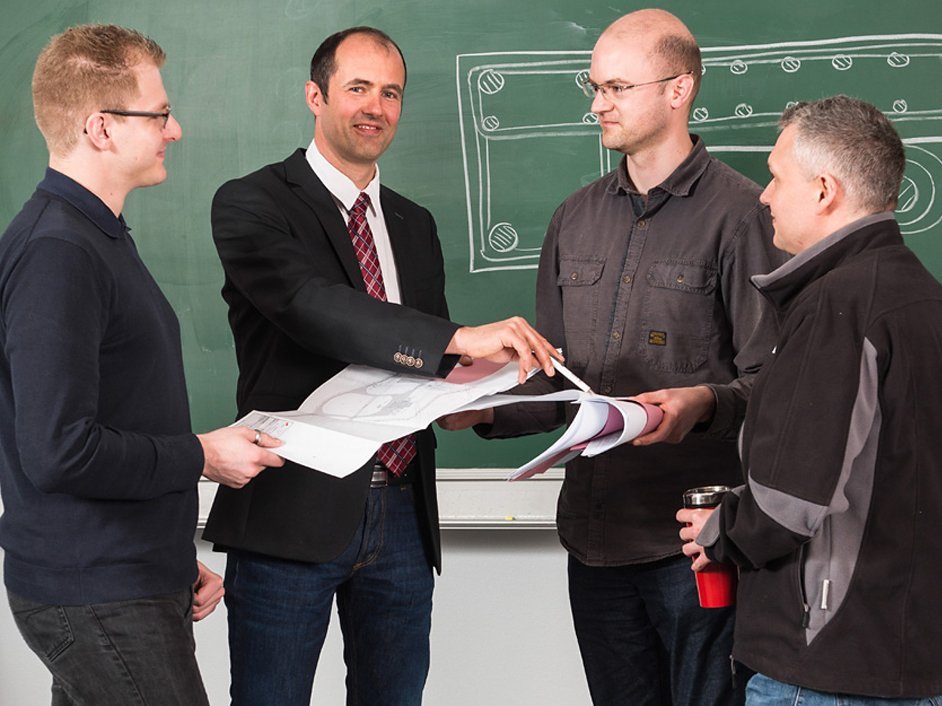 Dr.-Ing. J&ouml;rg Unger (2. v. li.) koordiniert im BAM-Themenfeld Infrastruktur ein interdisziplin&auml;res Team: Es geht darum, Prognosen f&uuml;r die Lebensdauer von Br&uuml;cken zu ermitteln.