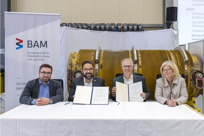 L.t.r.: Dr. Frank Wille (BAM), BASE President Christian K&uuml;hn, BAM President Prof. Dr. Ulrich Panne, BASE Vice Presidentin Sybille Schultz-H&uuml;skes.