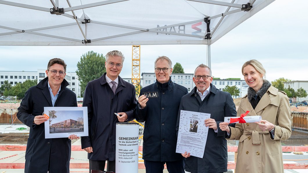 Im Rahmen der feierlichen Grundsteinlegung bef&uuml;llen die Projektbeteiligten die Zeitkapsel f&uuml;r den Labor- und Forschungsneubau der BAM in Berlin-Adlershof.