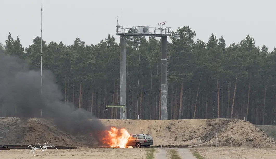 Das Feuer greift weiter auf das Auto &uuml;ber. 