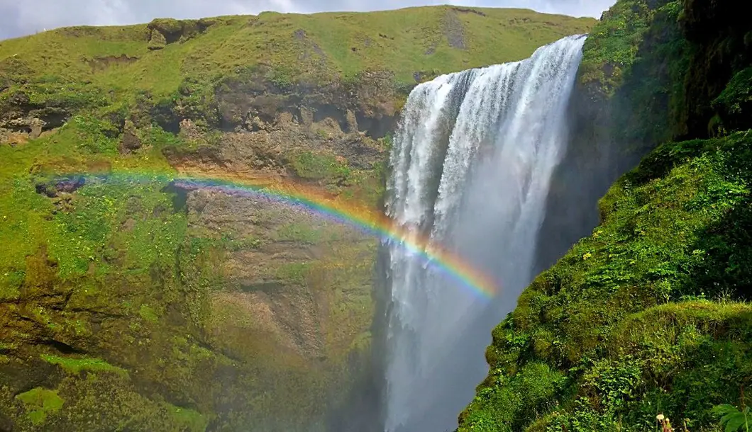 Zum Abschluss ein Besuch am malerischen Wasserfall Skogafoss (Elena Klevakina)