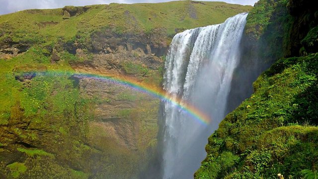 Zum Abschluss ein Besuch am malerischen Wasserfall Skogafoss (Elena Klevakina) Kachel Vorschau