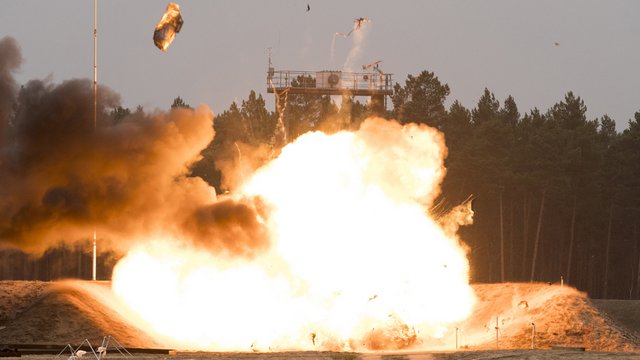 Explosion mit Feuerball Kachel Vorschau