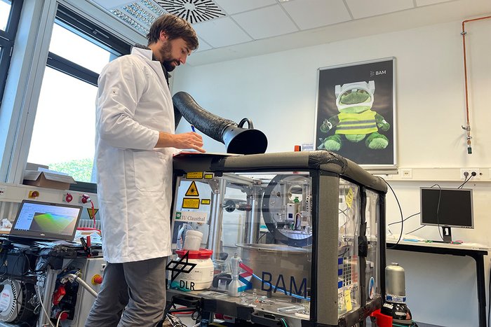 Vorbereitungen der BAM-Experimente zur additiven Fertigung, die auf der Parabelflug-Kampagne des DLR durchgef&uuml;hrt werden. 