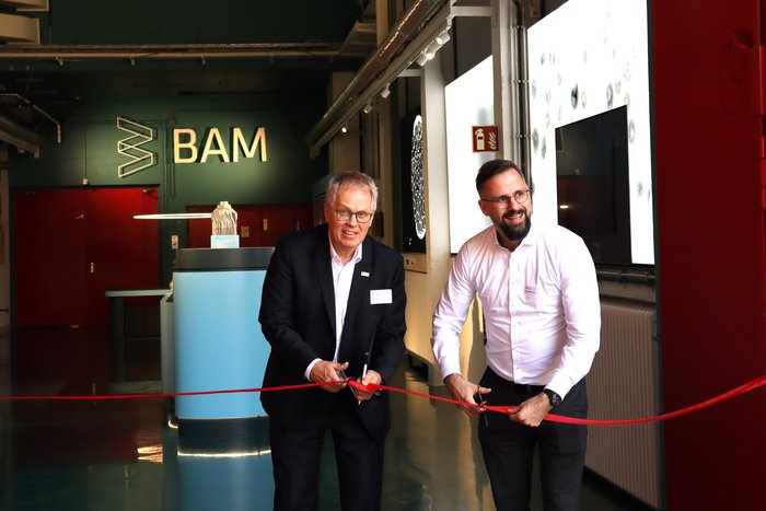 Feierliche Eröffnung des Showrooms mit BAM-Präsident Prof. Dr. Ulrich Panne und Kai Hilgenberg, Leiter des Kompetenzzentrums Additive Fertigung. 