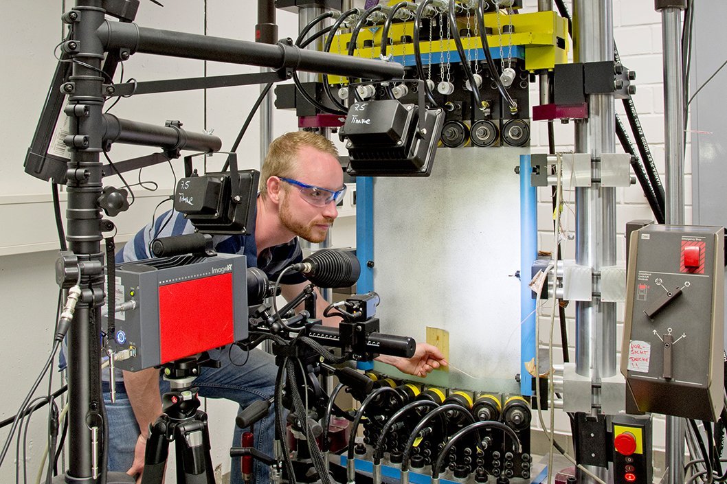 Dustin Nielow, working in the project team of  Dr. Arne Kromm, at the shell test bench