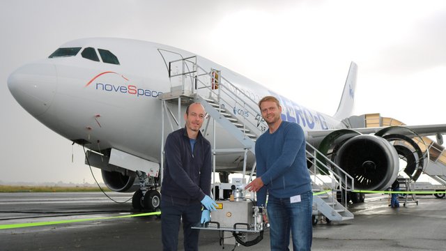 Prof. Dr. Jens G&uuml;nster von der BAM und Thomas M&uuml;hler, Doktorand an der TU Clausthal bringen das Equipment f&uuml;r die Parabelflug-Experimente an Bord des Flugzeuges. Kachel Vorschau