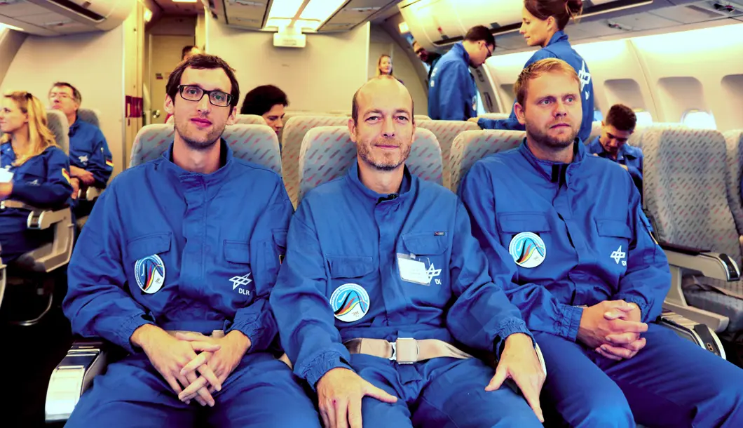 Letztes Foto vor dem Start: Noch sitzt das Team entspannt auf den Sitzen