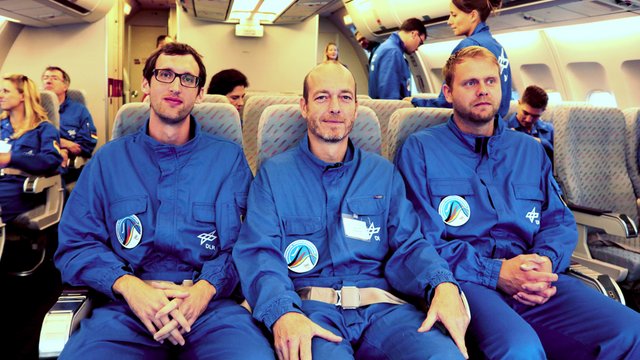 Letztes Foto vor dem Start: Noch sitzt das Team entspannt auf den Sitzen Kachel Vorschau