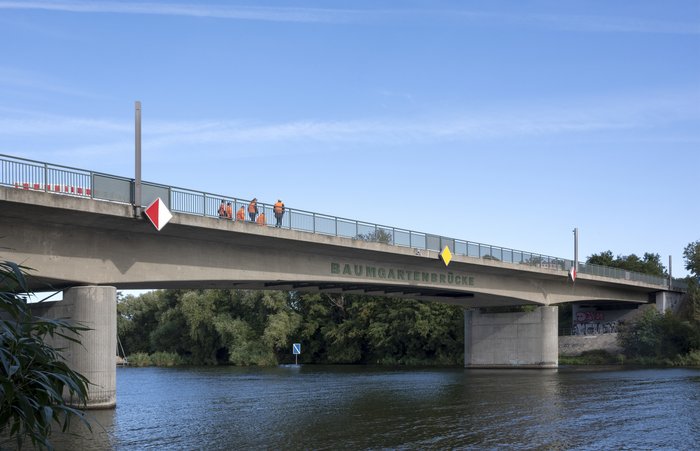 Betonbrücke überspannt einen Fluss