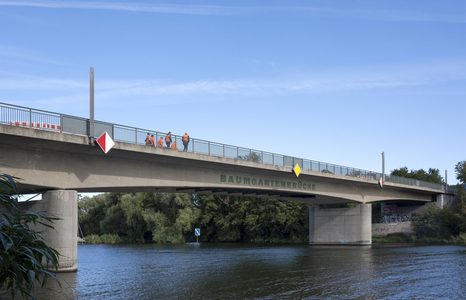 Betonbrücke überspannt einen Fluss