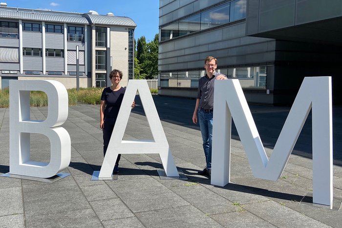 Dr. Franziska Emmerling und Dr. Bj&ouml;rn Meermann vor den BAM-Buchstaben in Adlershof