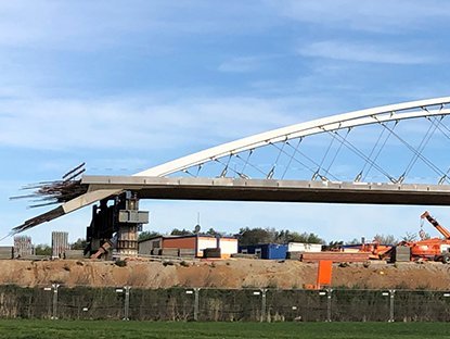 Netzwerkbogenbr&uuml;cke in Leichtbauweise