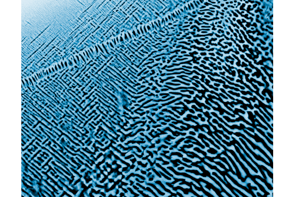 Aufnahme der Nanostruktur einer Legierung aus Aluminium, Molybd&auml;n, Niob, Tantal, Titan, Zirkon mit dem Rasterelektronenmikroskop. Das Material ist besonders f&uuml;r katalytische Prozesse geeignet.